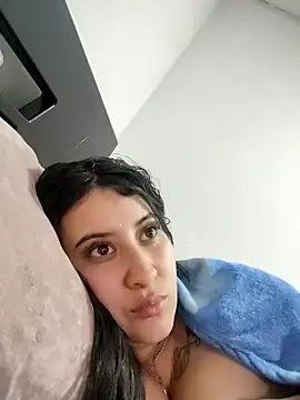 Snapshot of mialorents chatting on 11.10.25 mialorents online show from 11.10.25