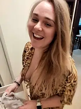 Juicy PeachLux online show from 10.10.25