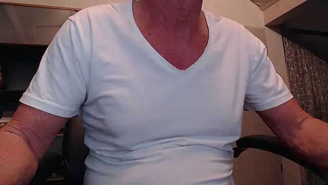 Snapshot of munichrubber chatting on 12.21.24 munichrubber online show from 12.21.24