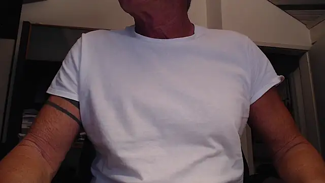Snapshot of munichrubber chatting on 12.29.24 munichrubber online show from 12.29.24