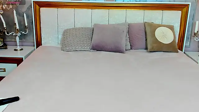 Snapshot of MightyMiss chatting on 03.19.25 MightyMiss online show from 03.19.25