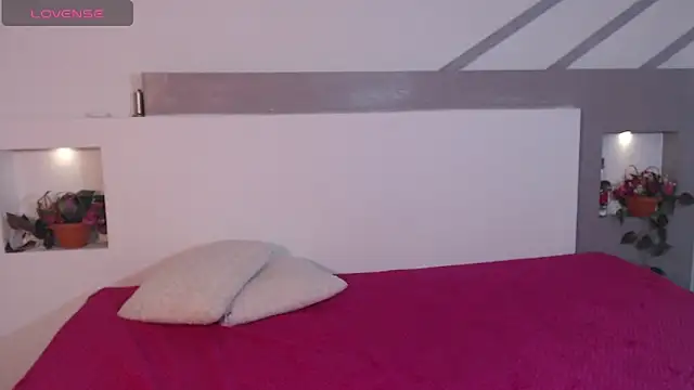 Snapshot of ZaraBlaze5 chatting on 10.28.25 ZaraBlaze5 online show from 10.28.25