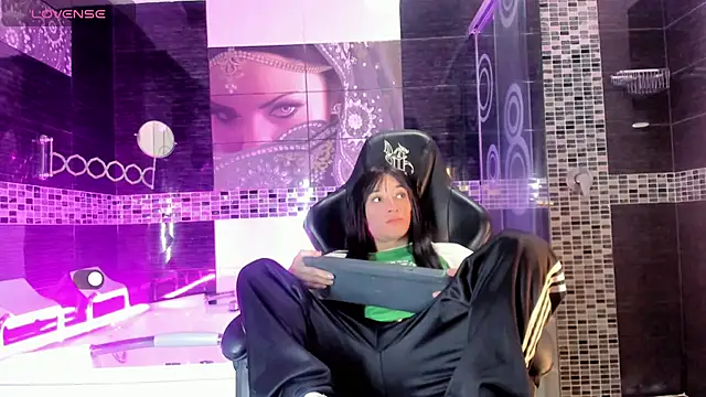 Small Hot19 online show from 05.25.26