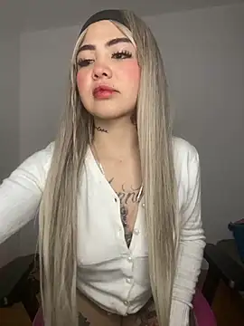 Snapshot of Mia_cullen_ chatting on 10.11.25 Mia cullen online show from 10.11.25