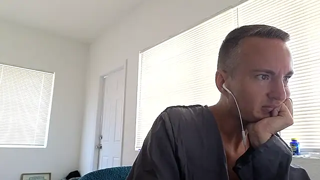 Snapshot of TheDaddy005 chatting on 05.15.26 TheDaddy005 online show from 05.15.26