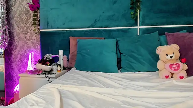 SunnyGlow online show from 11.03.25