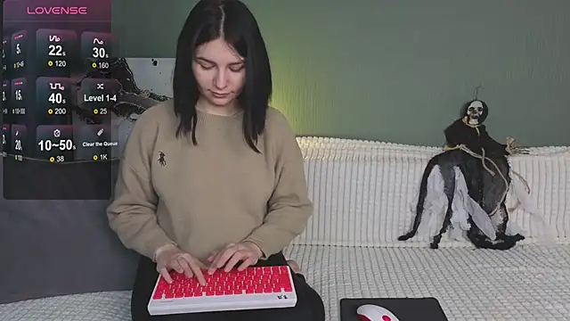 Charlotte Woods online show from 10.20.25