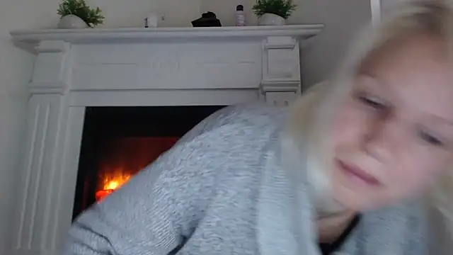 Snapshot of ElssaRush chatting on 10.13.25 ElssaRush online show from 10.13.25