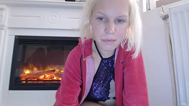 Snapshot of ElssaRush chatting on 10.18.25 ElssaRush online show from 10.18.25