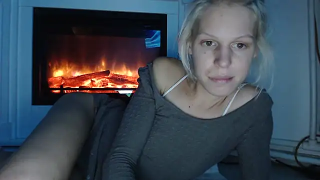 Snapshot of ElssaRush chatting on 10.20.25 ElssaRush online show from 10.20.25