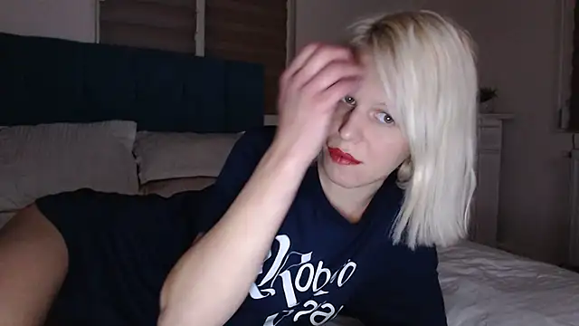 Snapshot of ElssaRush chatting on 10.26.25 ElssaRush online show from 10.26.25