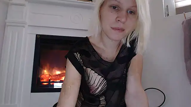 Snapshot of ElssaRush chatting on 10.29.25 ElssaRush online show from 10.29.25