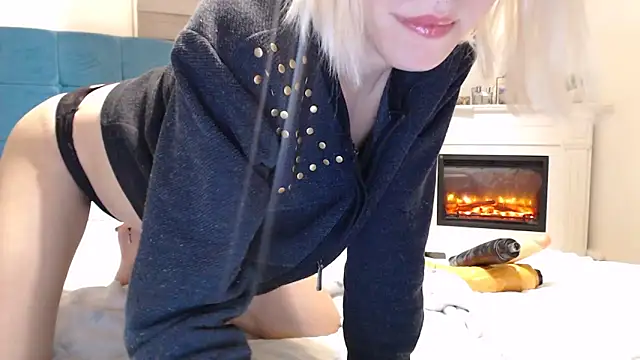 Snapshot of ElssaRush chatting on 10.31.25 ElssaRush online show from 10.31.25