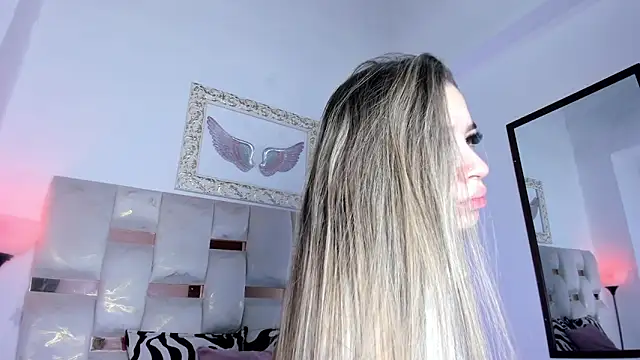 Lola Blondie online show from 12.18.25