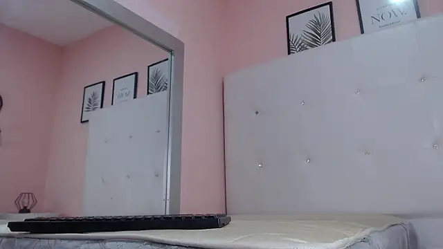 Snapshot of willow_smitt chatting on 09.30.25 willow smitt online show from 09.30.25