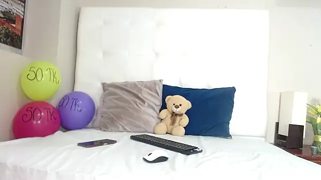 Snapshot of willow_smitt chatting on 10.25.25 willow smitt online show from 10.25.25