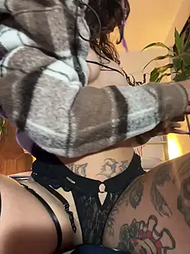 Lia Valmont online show from 04.14.26