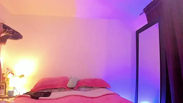 Alessamoth online show from 12.18.25