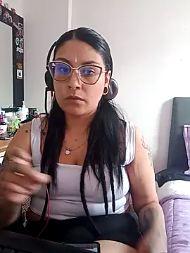 Snapshot of DaniPoison chatting on 10.18.25 DaniPoison online show from 10.18.25