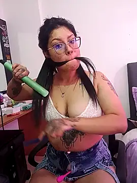 Snapshot of DaniPoison chatting on 10.19.25 DaniPoison online show from 10.19.25