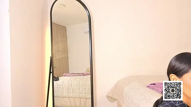 Snapshot of sweetlittlevenus chatting on 10.05.25 sweetlittlevenus online show from 10.05.25