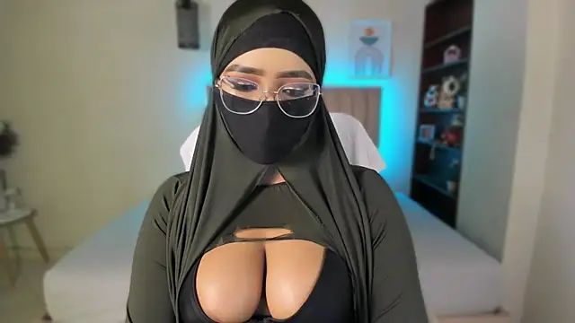 Snapshot of Sasha_Anaan chatting on 10.26.25 Sasha Anaan online show from 10.26.25