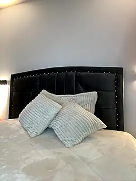 Lilith Thompson online show from 10.21.25