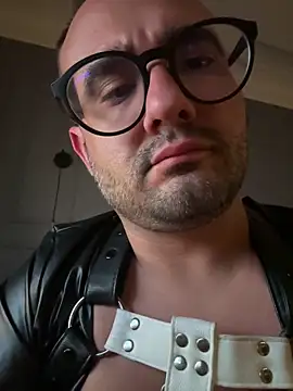 Snapshot of SavagesGN chatting on 10.29.25 SavagesGN online show from 10.29.25