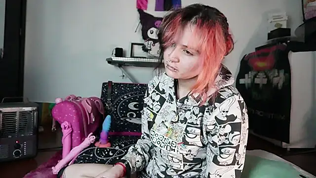 Snapshot of Devil_And_Princess chatting on 10.01.25 Devil And Princess online show from 10.01.25