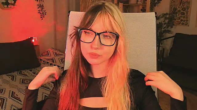 Snapshot of MemoryCadence chatting on 11.08.25 MemoryCadence online show from 11.08.25