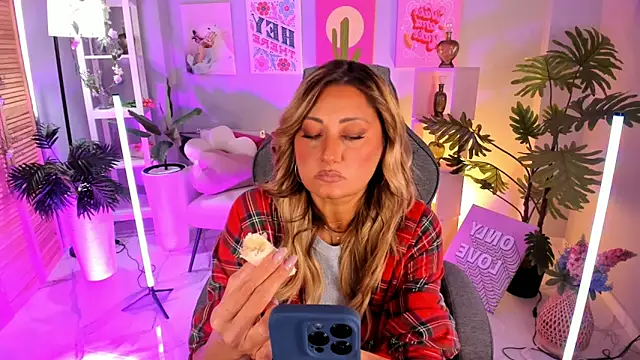 Snapshot of SarahAlluring chatting on 09.25.25 SarahAlluring online show from 09.25.25