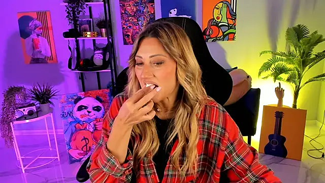 Snapshot of SarahAlluring chatting on 09.26.25 SarahAlluring online show from 09.26.25