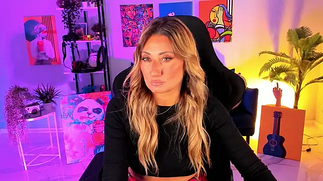 Snapshot of SarahAlluring chatting on 10.04.25 SarahAlluring online show from 10.04.25