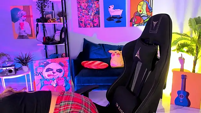 Snapshot of SarahAlluring chatting on 10.10.25 SarahAlluring online show from 10.10.25