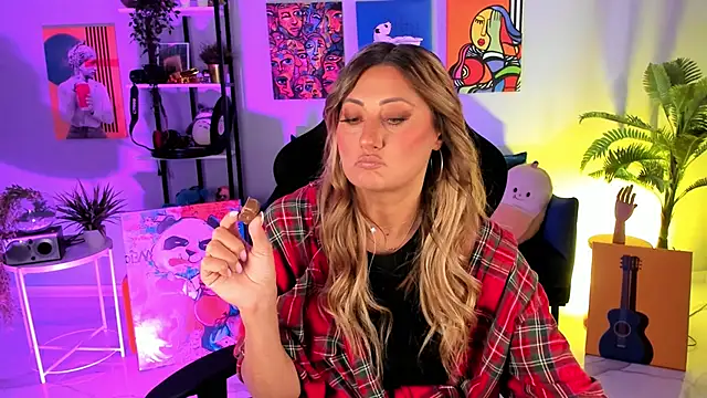 Snapshot of SarahAlluring chatting on 10.11.25 SarahAlluring online show from 10.11.25