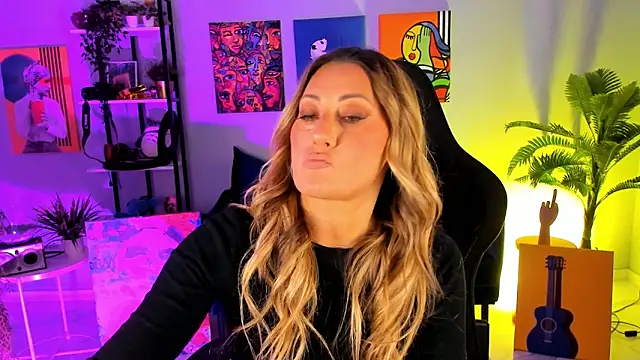 Snapshot of SarahAlluring chatting on 10.15.25 SarahAlluring online show from 10.15.25