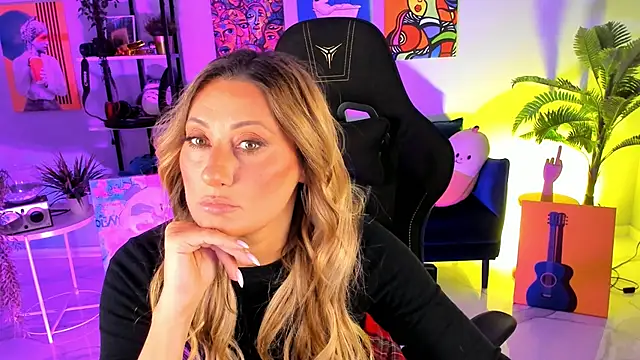 Snapshot of SarahAlluring chatting on 10.16.25 SarahAlluring online show from 10.16.25