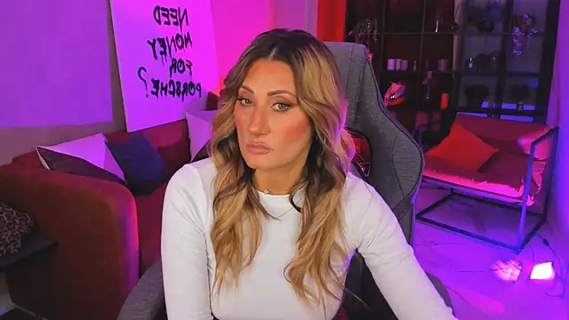 Snapshot of SarahAlluring chatting on 10.18.25 SarahAlluring online show from 10.18.25