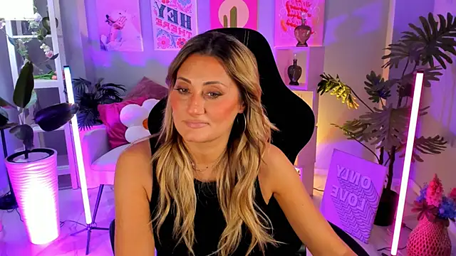 Snapshot of SarahAlluring chatting on 10.20.25 SarahAlluring online show from 10.20.25