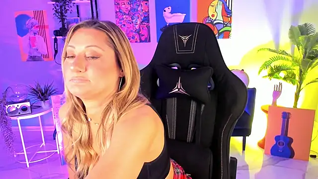 Snapshot of SarahAlluring chatting on 11.03.25 SarahAlluring online show from 11.03.25