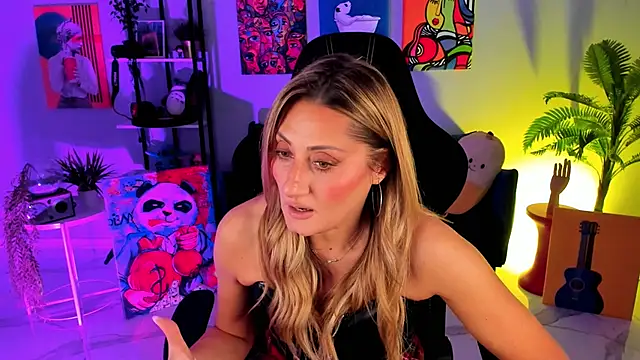 Snapshot of SarahAlluring chatting on 11.06.25 SarahAlluring online show from 11.06.25