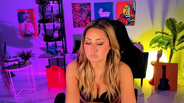 SarahAlluring online show from 11.10.25