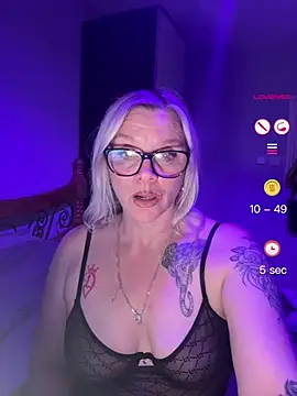 Snapshot of Curvy-Cleo chatting on 06.03.26 Curvy-Cleo online show from 06.03.26