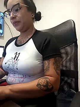Snapshot of IsisBathory chatting on 03.18.25 IsisBathory online show from 03.18.25