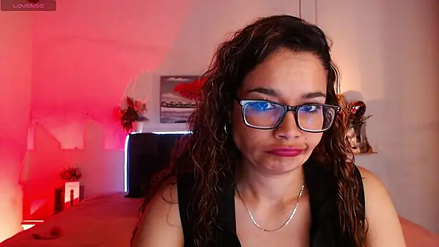 Snapshot of Rose_Thompson1 chatting on 11.06.25 Rose Thompson1 online show from 11.06.25