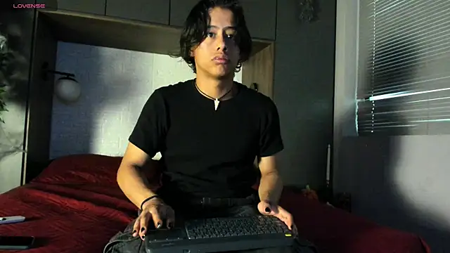 Snapshot of labrinthteasing chatting on 10.27.25 labrinthteasing online show from 10.27.25