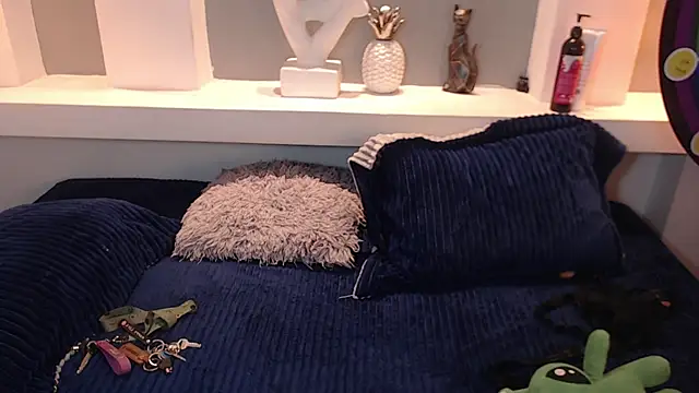 milu w4llace online show from 10.21.25