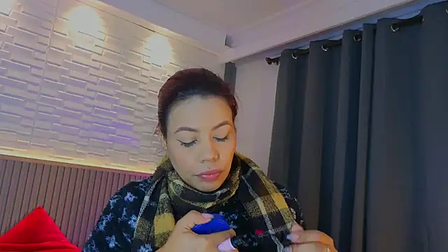 TiffanyWalk online show from 10.04.25