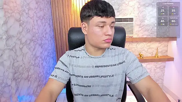 Snapshot of AndrewPeach_ chatting on 09.08.25 AndrewPeach online show from 09.08.25