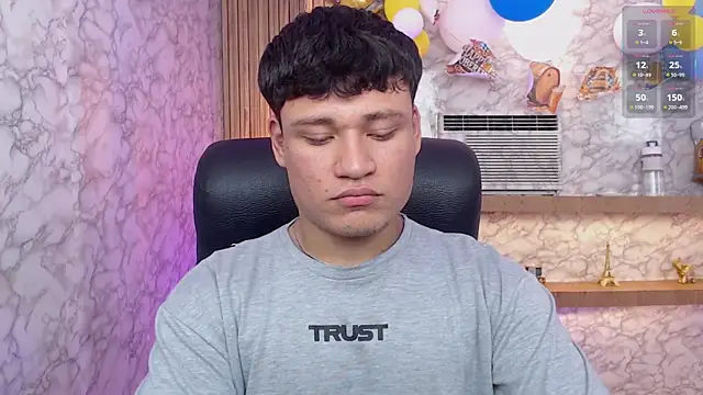 Snapshot of AndrewPeach_ chatting on 10.01.25 AndrewPeach online show from 10.01.25